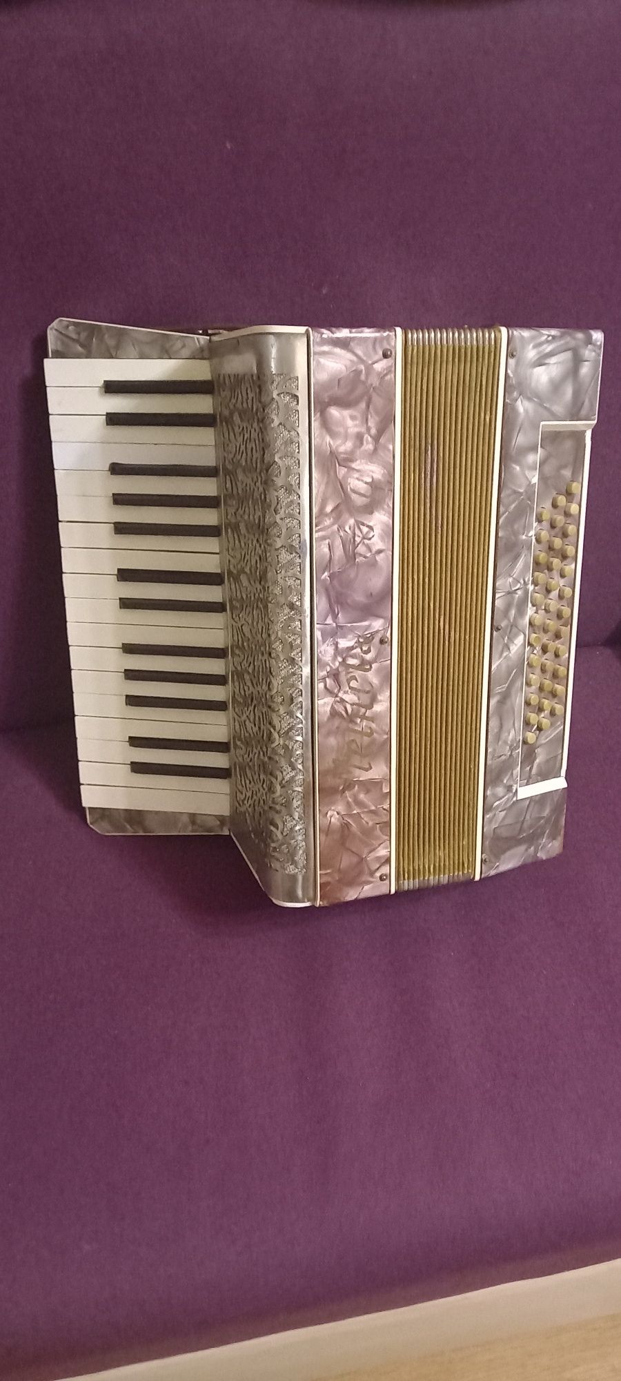 Vând acordeon Nemțesc 36 basi