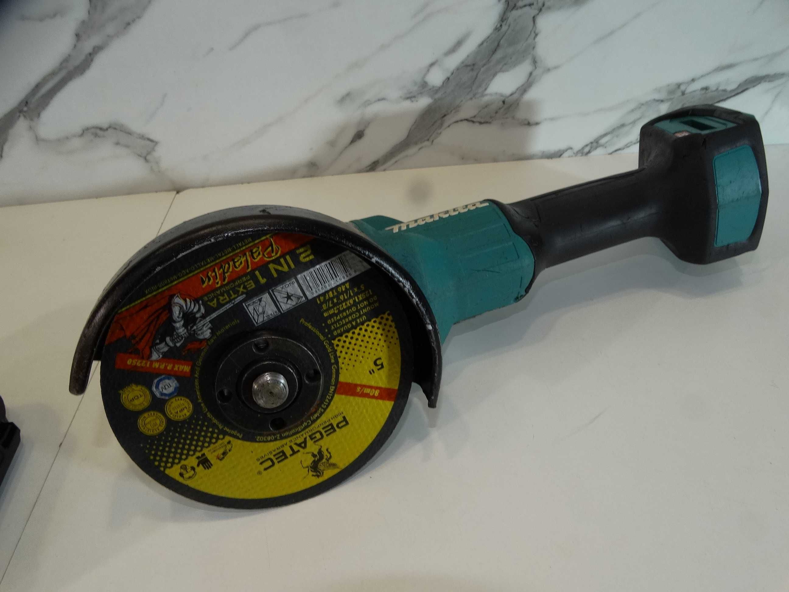 Makita GA 005 / XGT / 40 V - Акумулаторен ъглошлайф