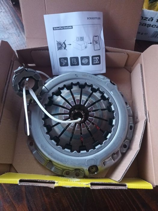 Vand chit ambreaj pentru toyota yaris.
