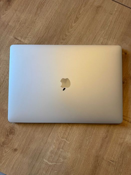 MacBook Pro 15” 2018, Touch Bar, i7 2.2 Ghz, 16GB DDR4, 256GB SSD