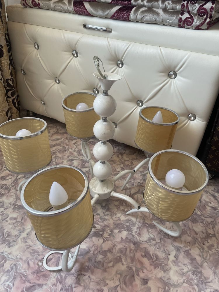 Продам люстры разные