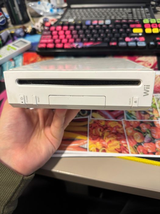 Consola Nintento Wii + 2 telecomenzi + 2 volane + 2 nunchuks si joc ca