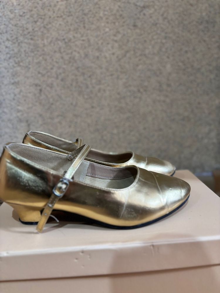 Продаются туфли золотистого цвета для девочек