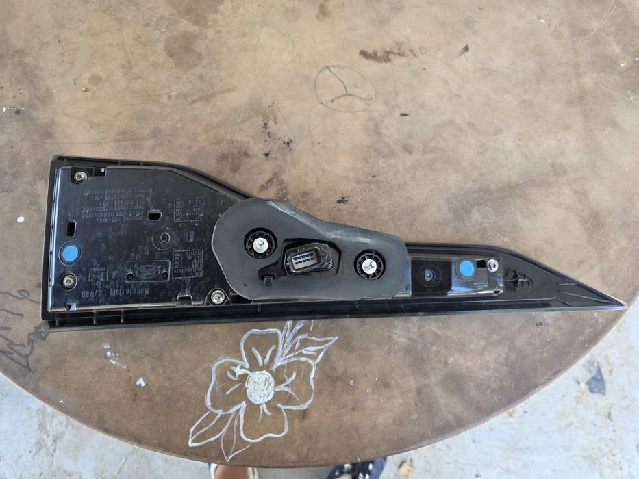 Land Rover Discovery facelift 2023 десен стоп 21-