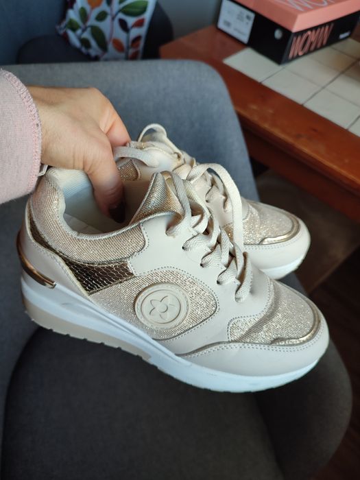 Бежово-златисти маратонки на платформа