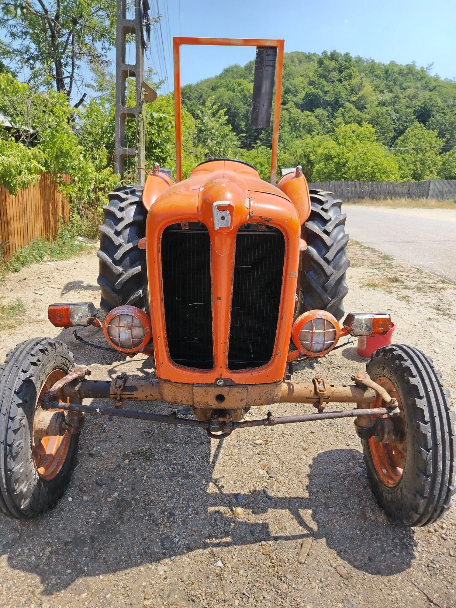 Vând tractor Fiat 411