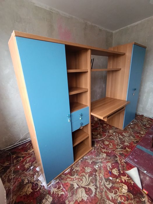 Продавам секция с бюро и кухненски ъгъл с опция сън и ракла