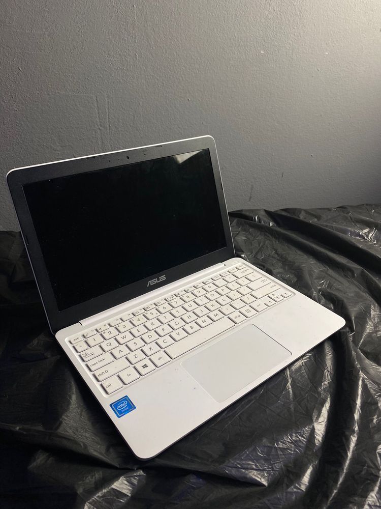 Vand Laptop ASUS ViVoBook X206