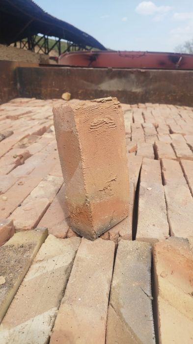 Красный жженый кирпич