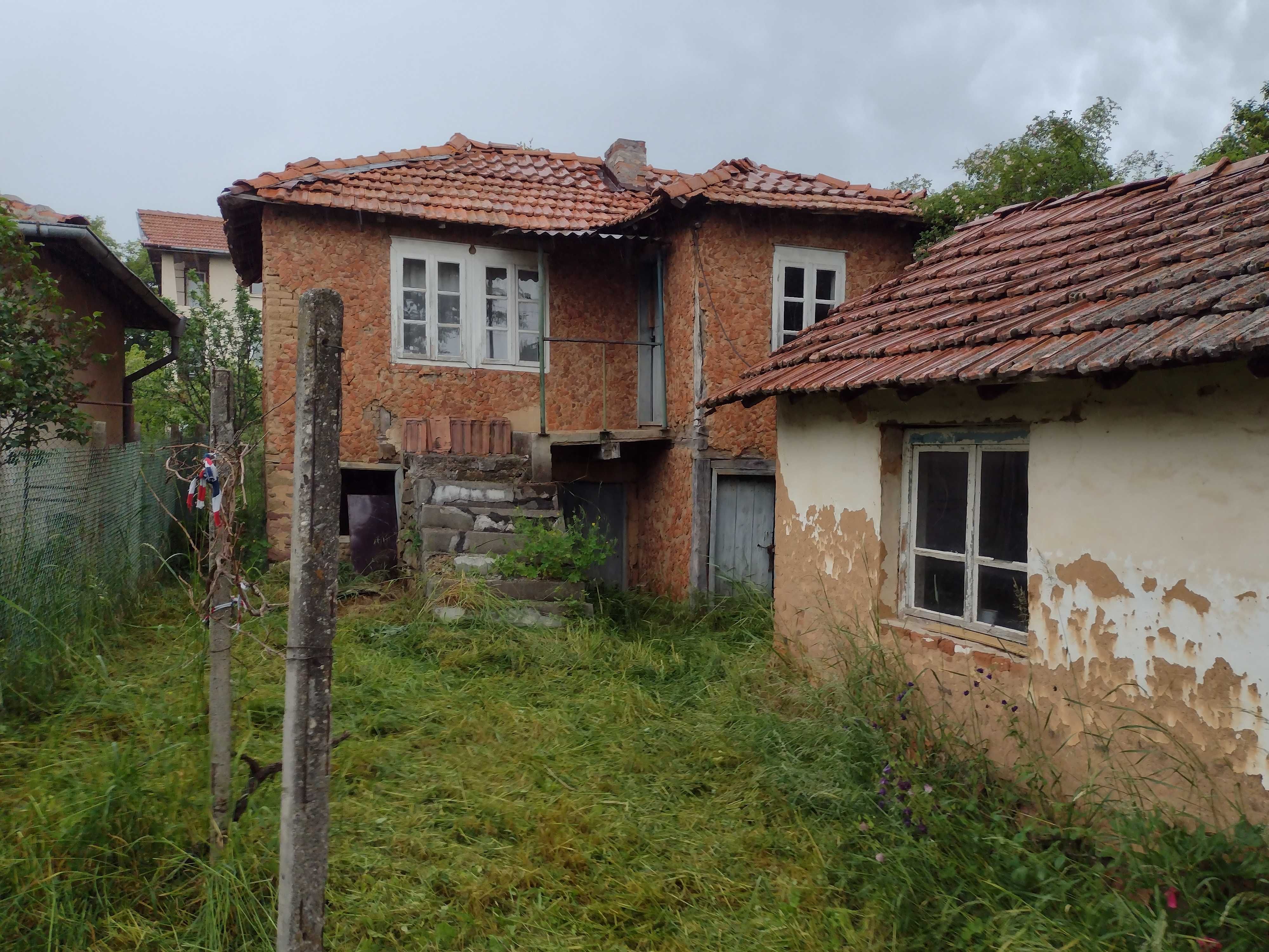 Къща с двор.Нот.акт,съгласие за укрепване,ток и вода.
