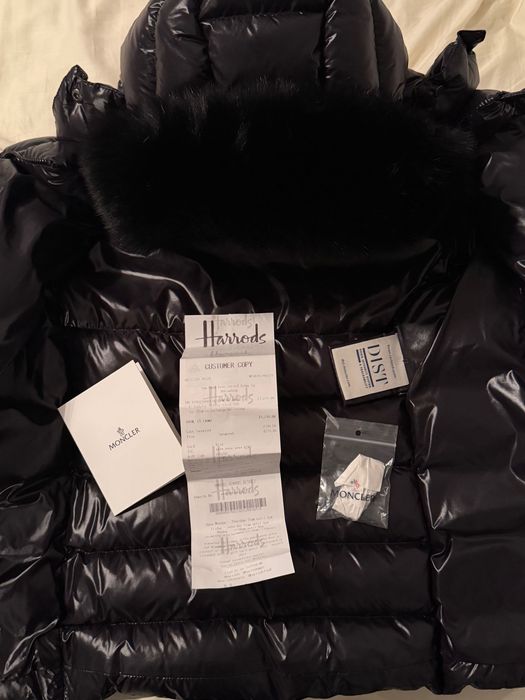 Vând Geacă Moncler damă, originală, nouă cu etichete!!