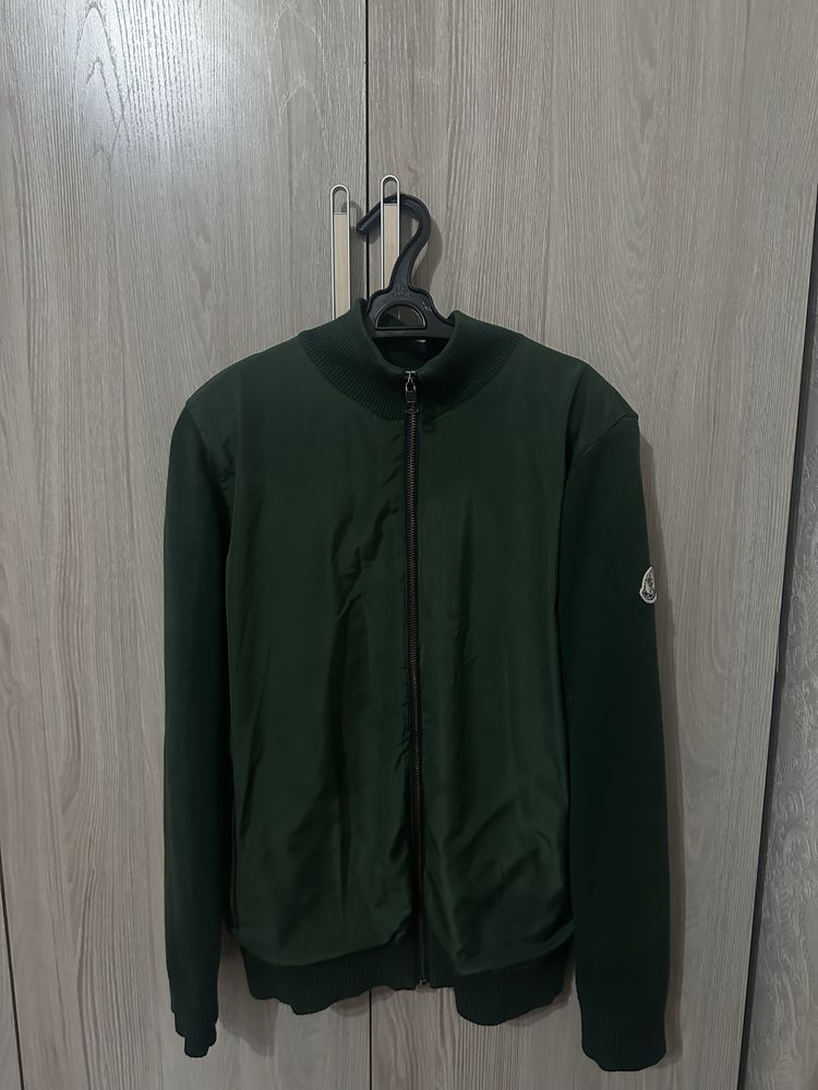 Продаю кофту Moncler