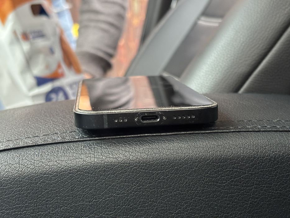 Vând Iphone16e cu 22 luni garanție