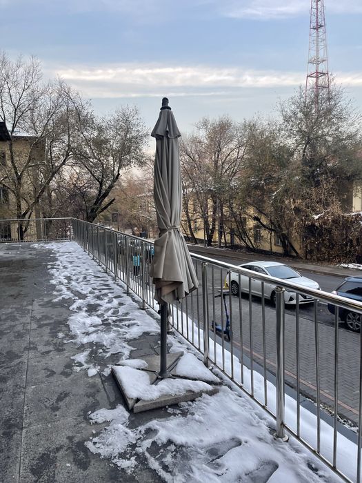 Продам б/у зонтики