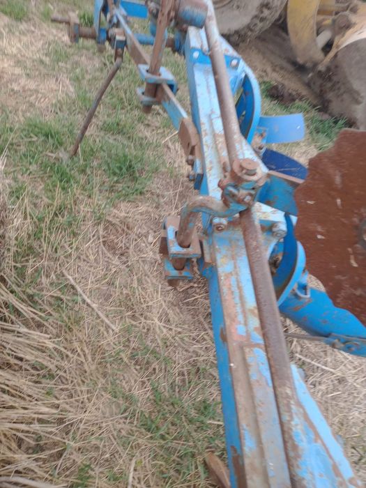 Vând plug RABEWERK,3 brazde