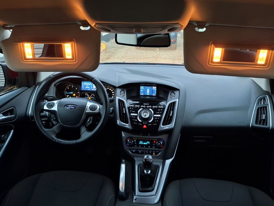 Ford Focus Titanium Xenon ParkAssist Led Sync LineAssist