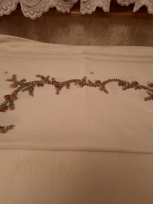 Fata de masa de sărbători cusuta manual cu conuri și ramuri de brad