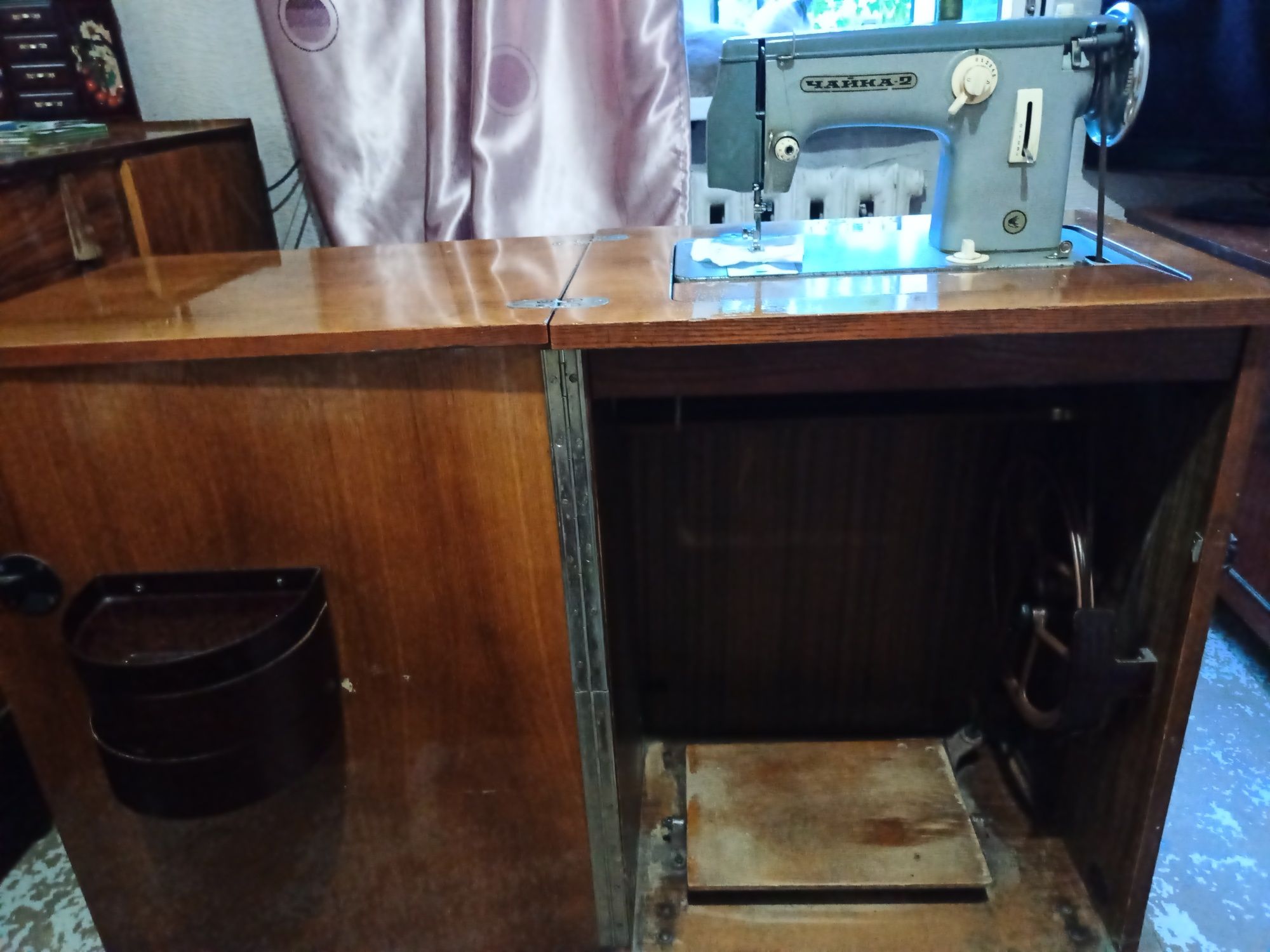 Продам  ножную швейную машинку Чайка.  Состояние рабочее.