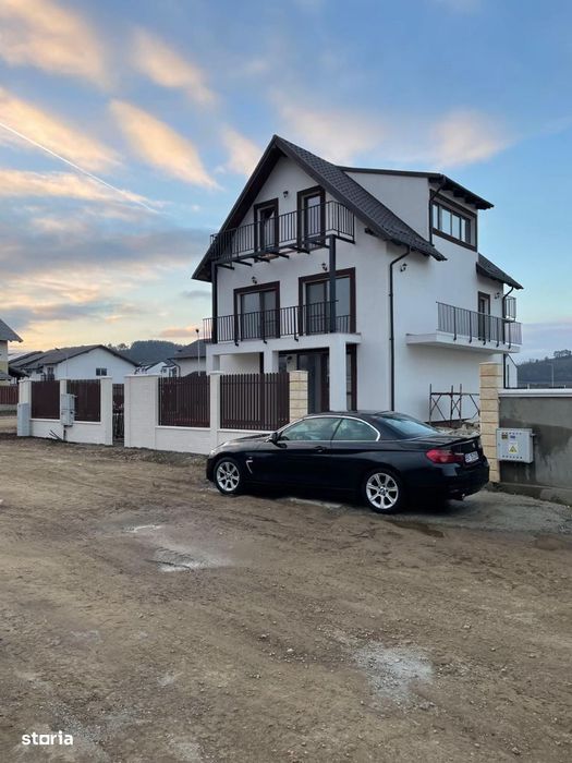 Vila conceputa pentru 3 familii in Sanpetru spre Harman