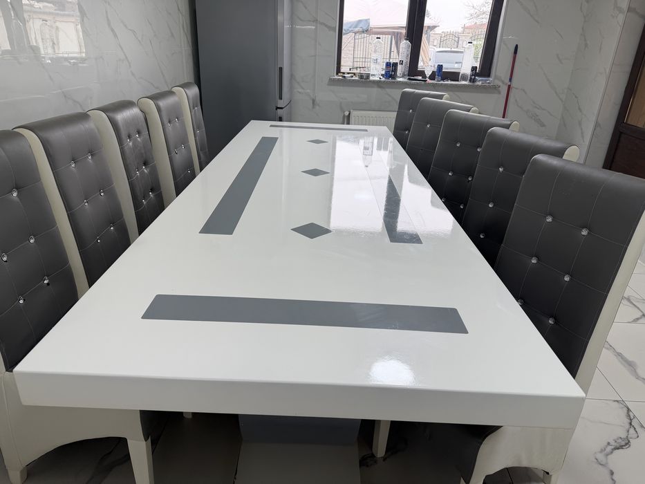 Masa cu 10 scaune in stare buna