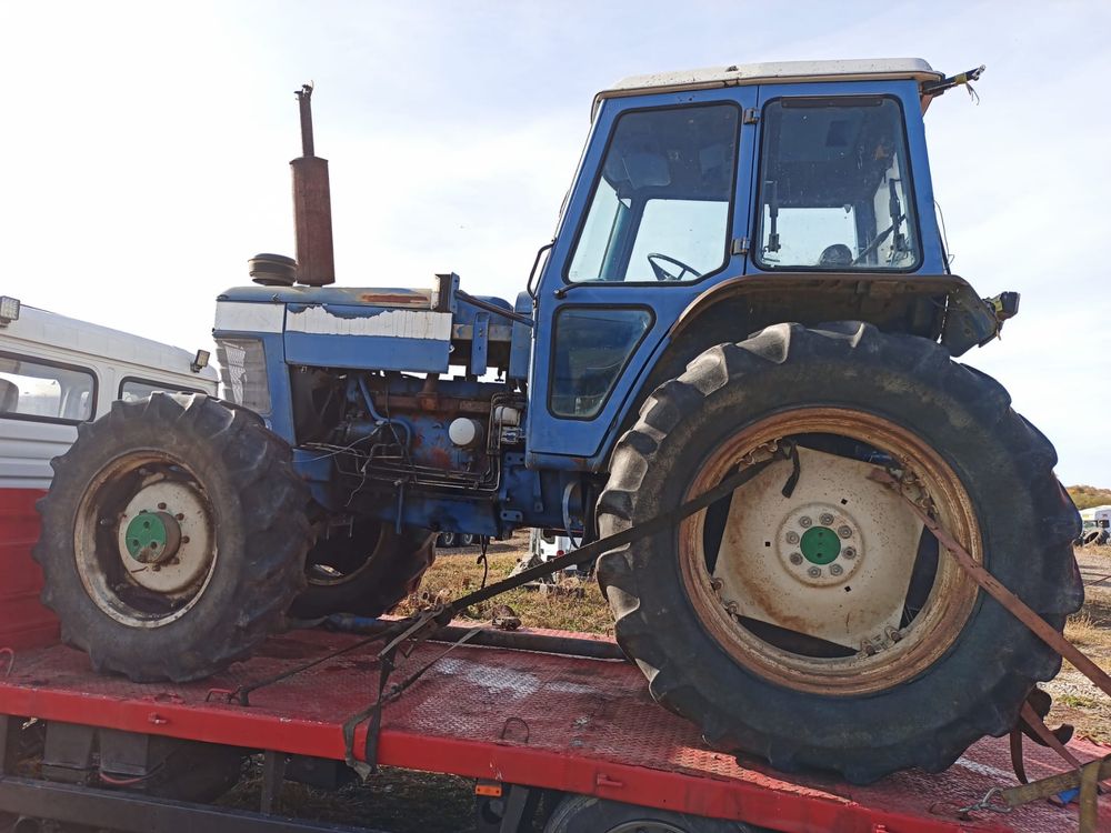 Dezmembrez Tractor Ford 8210