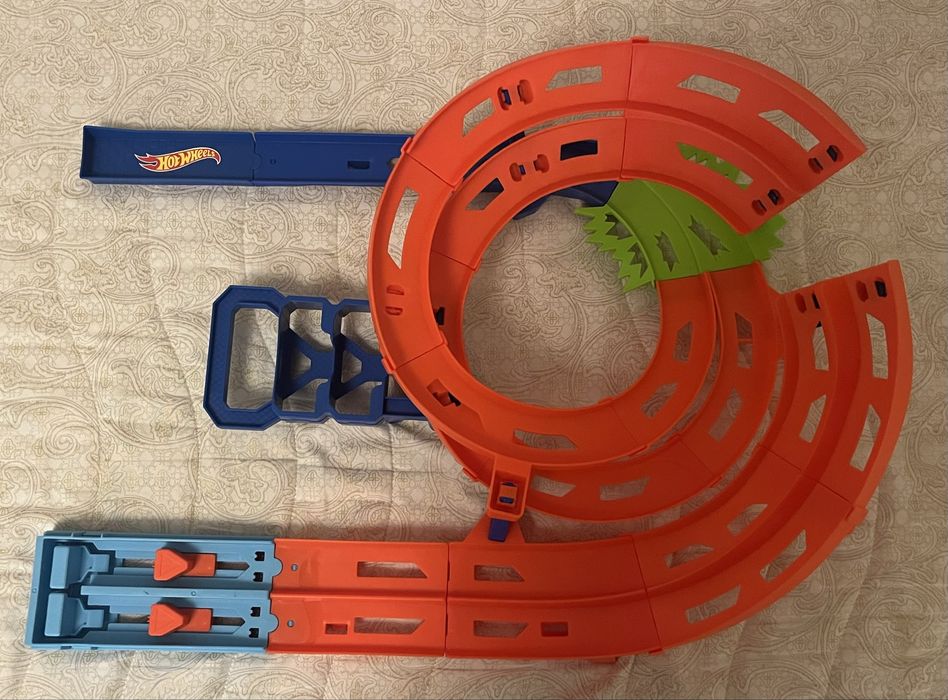 Пъзели, конструктори, писти и други