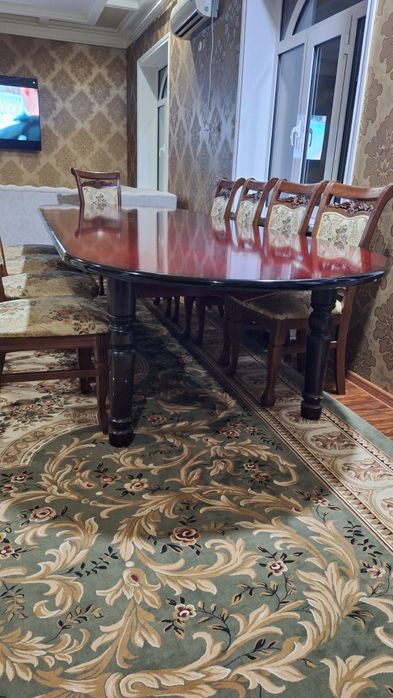 Продам большой деревянный стол на 12 человек