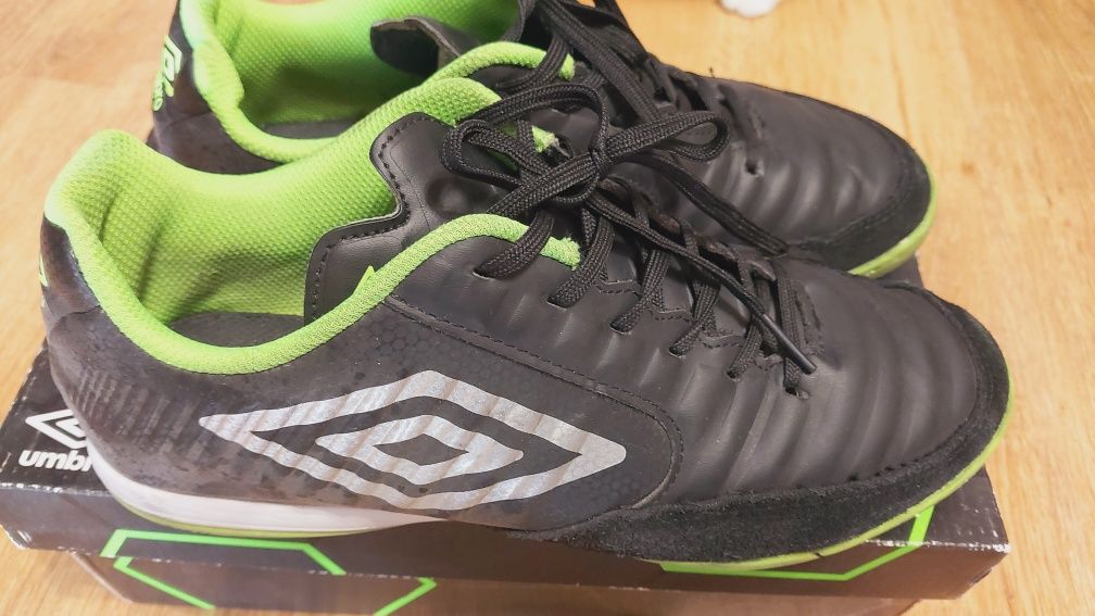 Маратонки за футбол umbro