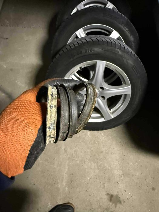 Алуминиеви джанти 16" 5x114.3 със зимни гуми 215/60/16