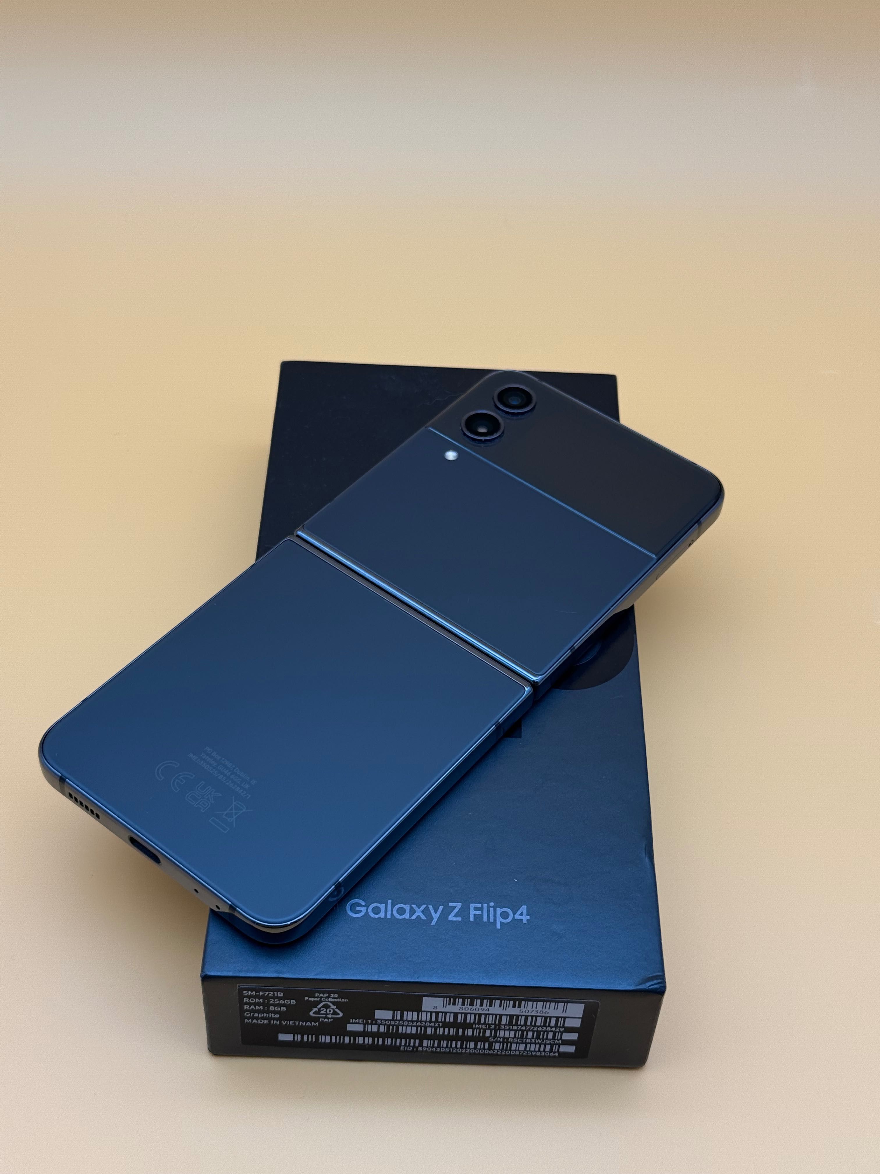 Като Нов! Samsung Galaxy Z Flip 4 256Gb Phantom Black Dual Sim