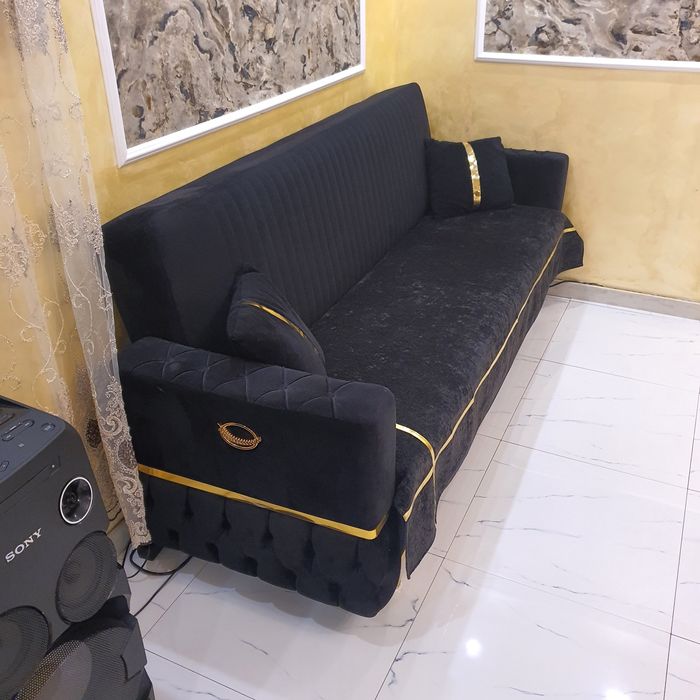 Canapea catifea neagra