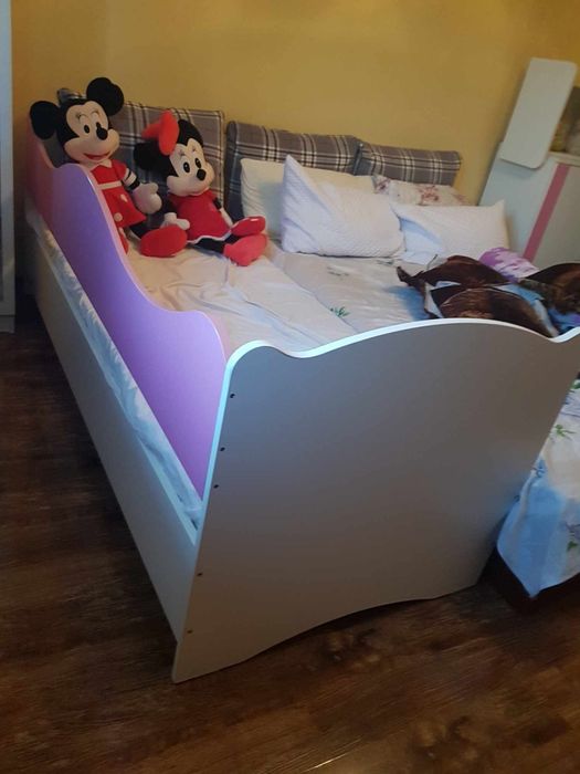 Dormitor alb-roz pentru fetite