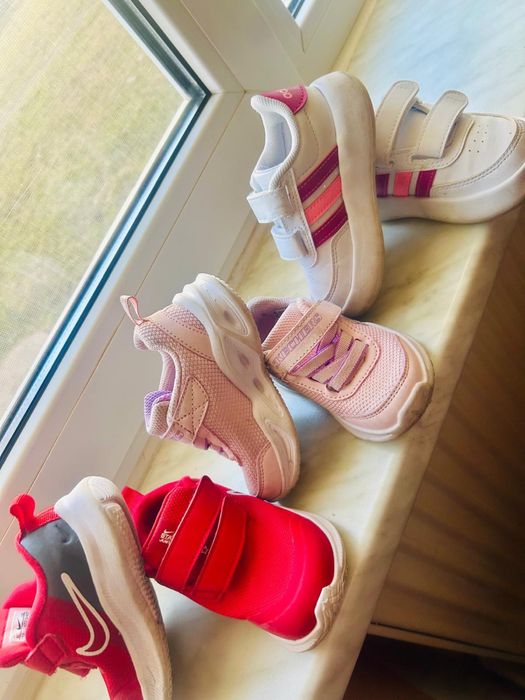 De vanzare papuci copii marimea 21/22 . Adidas , skechers , nike .
