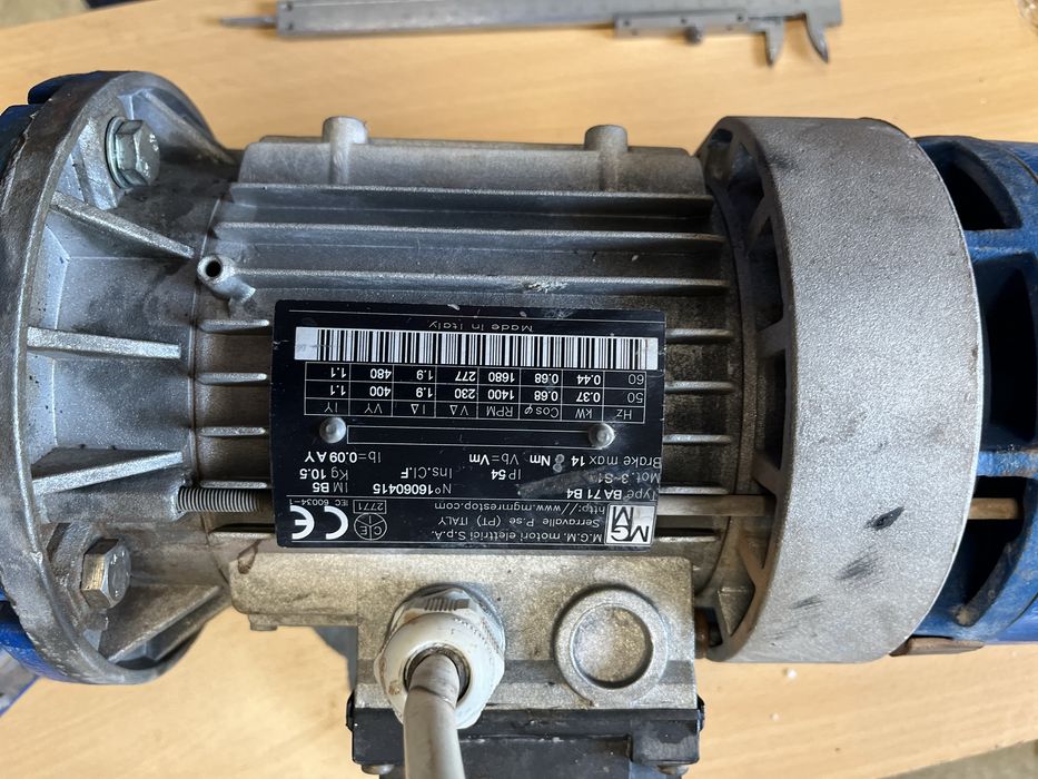 Motor electric cu reductor de 0,37 kw