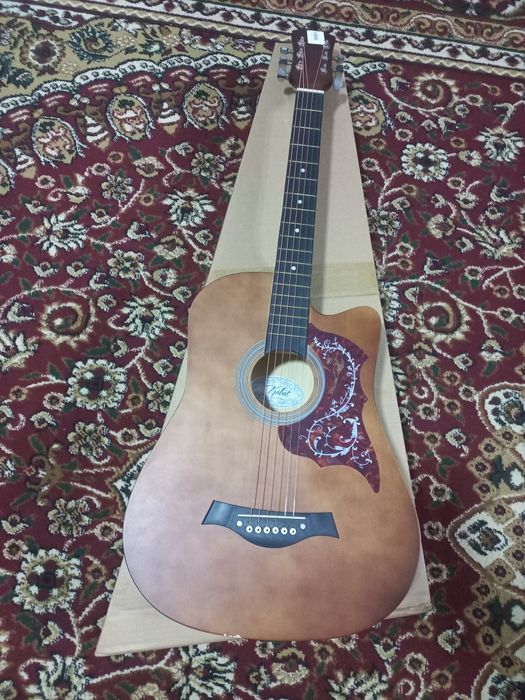 Gitara holati idieal yangi srochni sotiladi