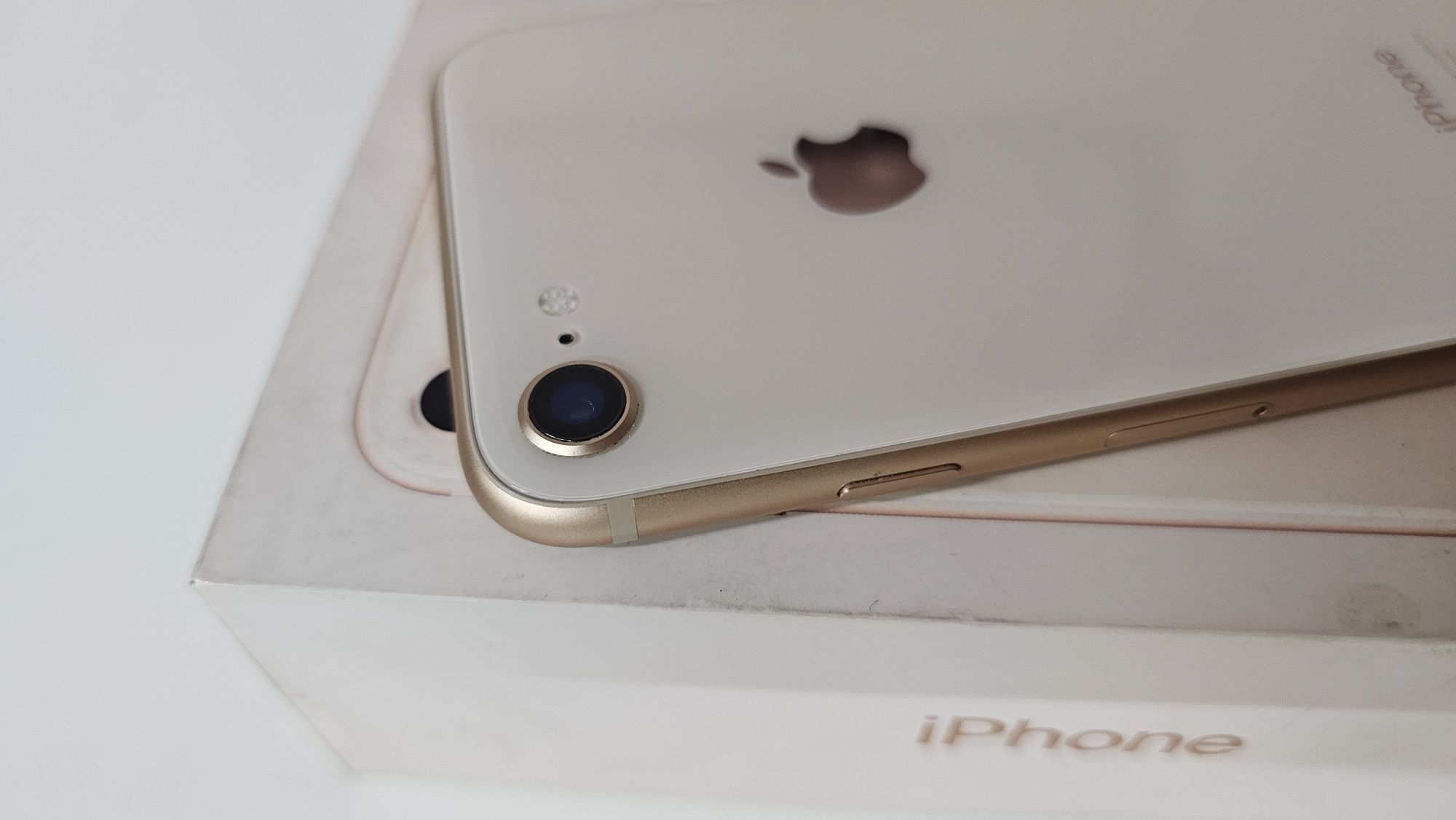 Смартфон Apple IPhone 8 64 Gold в отличном состоянии