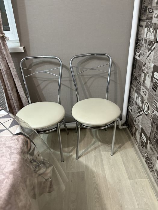 Стол со стульями на кухню