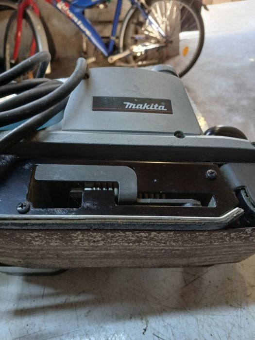 Vând mașină de șlefuit Machita