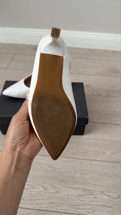 Туфли белые р39.