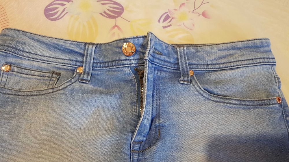 Pantaloni scurți denim originali Guess