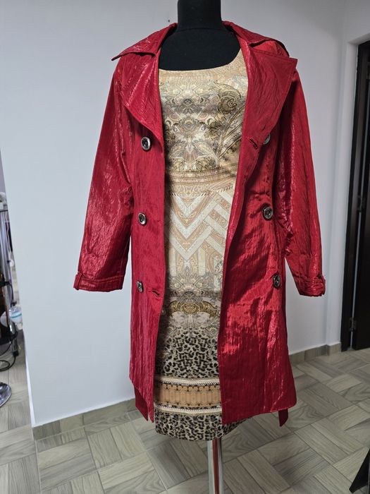 Trench rosu metalizat, inchidere dublu nasturi, cordon in talie;