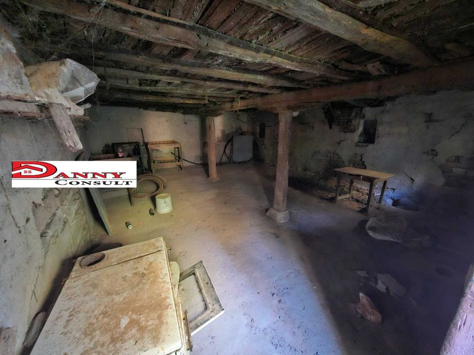 Стара къща с двор в с. Благоево - общ. Стражица