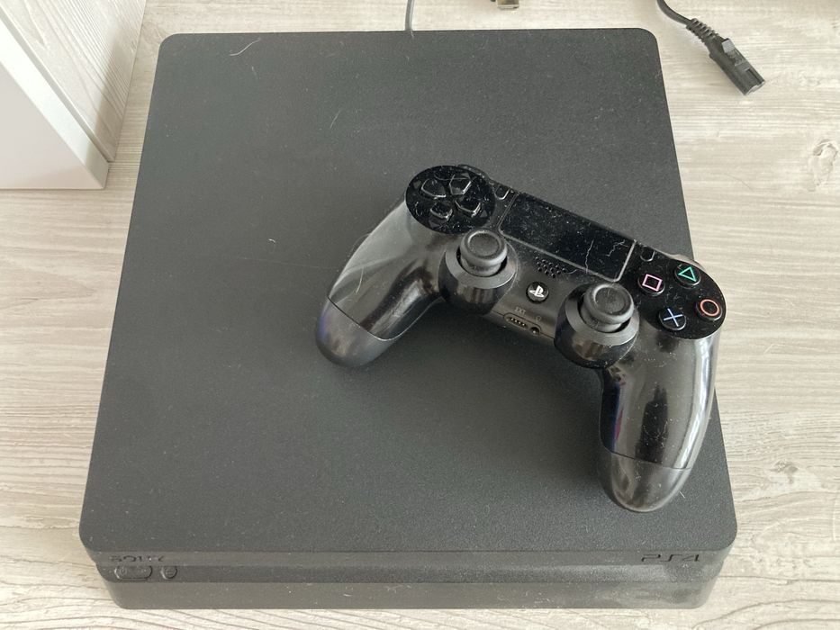 Продам Play Station 4 slim