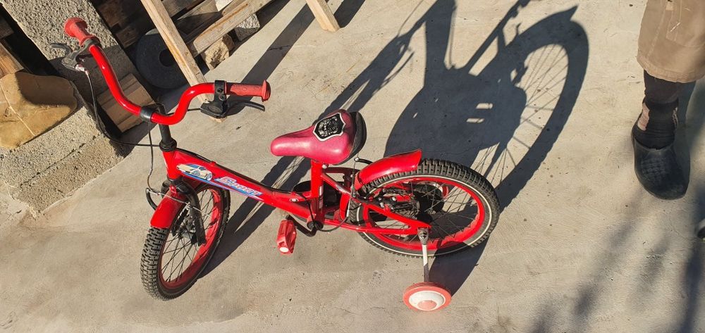 Детско колело със спомагателни колела