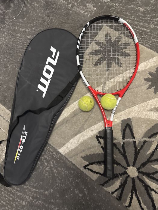 тенисная ракетка в отдичном состояние с чехлом и 2 мячями фирмы ROTT