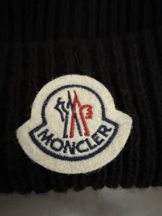 Зимна шапка на Moncler