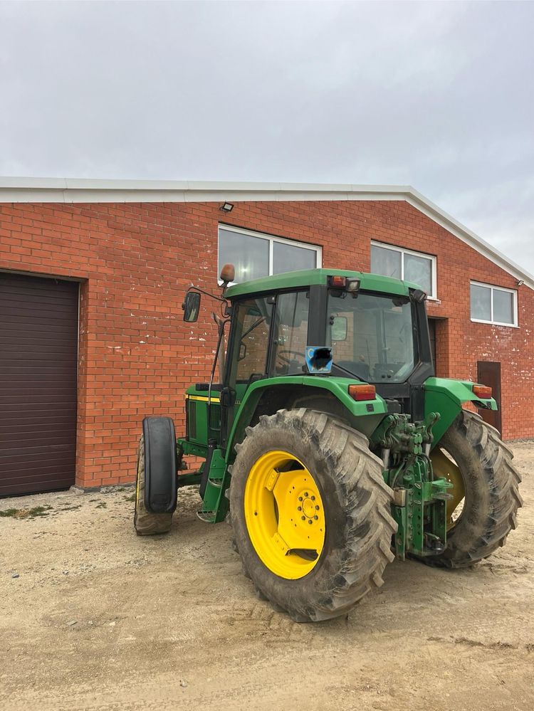 John Deere трактор