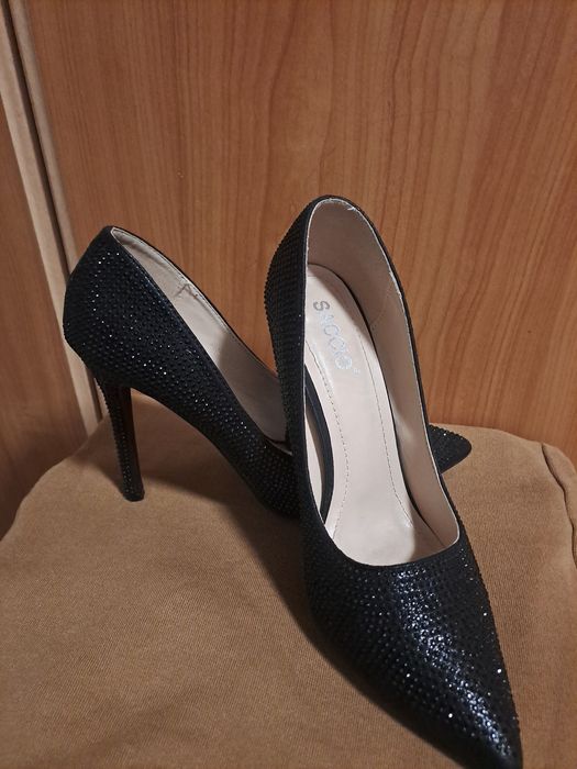 Pantofi stileto cu pietricele negre