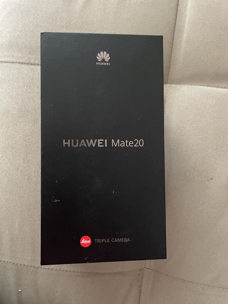 Телефон Huawei Mate 20