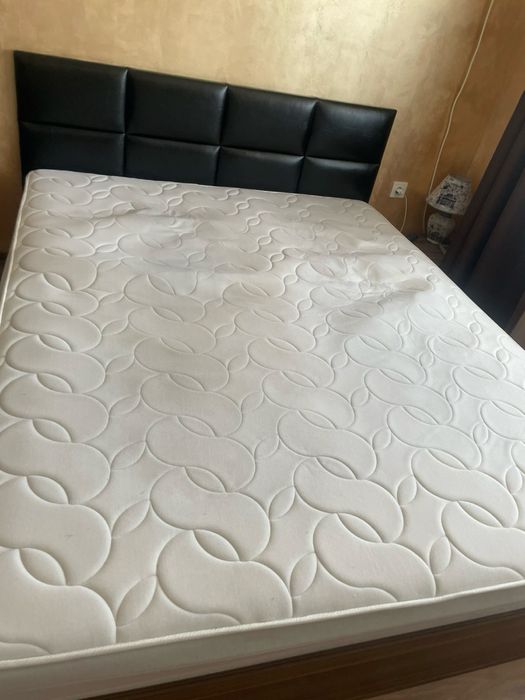 Спално легло с матрак и две нощни шкафчета